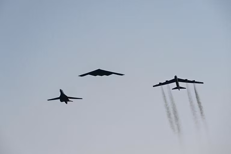 Máy bay B-21 sẽ thay thế máy bay ném bom B-1B Lancer và B-2A Spirit trong các nhiệm vụ ném bom hạt nhân và ném bom thông thường (Ảnh: Popular Mechanic)