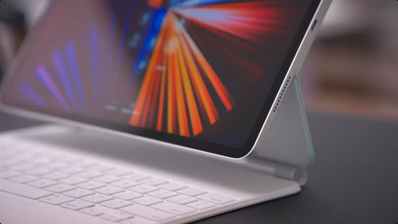 Việc tương thích iPad Pro với bộ sạc không dây MagSafe sẽ là một bài toán khó đối với Apple (Ảnh: 9to5mac)