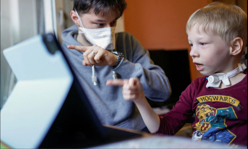 Cậu bé có thể tương tác với cô giáo và các bạn mà không cần đến lớp (Ảnh: Reuters) Cậu bé có thể tương tác với cô giáo và các bạn mà không cần đến lớp (Ảnh: Reuters)