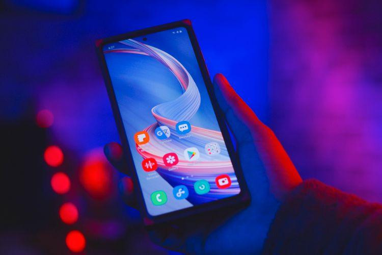 Sử dụng bộ lọc ánh sáng xanh trên điện thoại để giảm bớt các tác hại (Ảnh: MUO) Sử dụng bộ lọc ánh sáng xanh trên điện thoại để giảm bớt các tác hại (Ảnh: MUO)