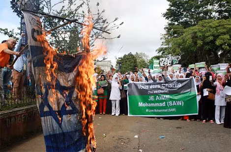 Tấm áp phích có in hình của Thủ tướng Israel Benjamin Netanyahu bị đốt.