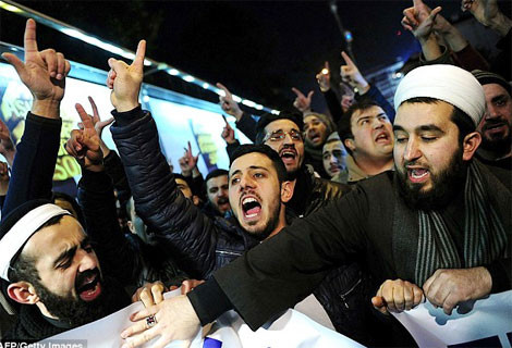 Dòng người đang biểu tình phản đối trước cửa tòa báo Cumhuriyet ở Istanbul, Thổ Nhĩ Kỳ.