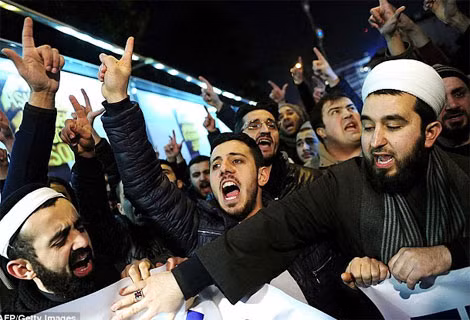 Dòng người đang biểu tình phản đối trước cửa tòa báo Cumhuriyet ở Istanbul, Thổ Nhĩ Kỳ.