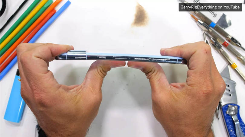 Pixel 8 Pro làm tốt hơn iPhone 15 Pro Max trong các bài kiểm tra độ bền (Ảnh: Android Authority)