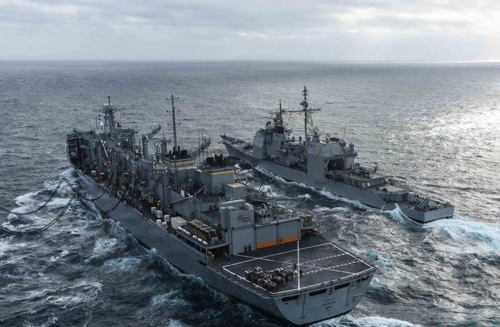 Ngày 3/3/2016, cụm tấn công tàu sân bay USS John C. Stennis tiến hành tiếp tế trên Biển Đông. Nguồn ảnh: Thời báo Hoàn Cầu, Trung Quốc.