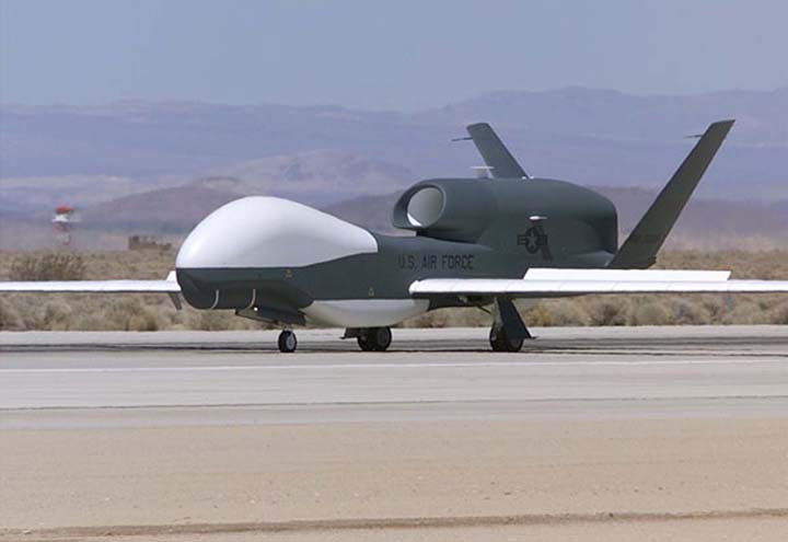 Máy bay do thám không người lái RQ-4 Global Hawk Mỹ.