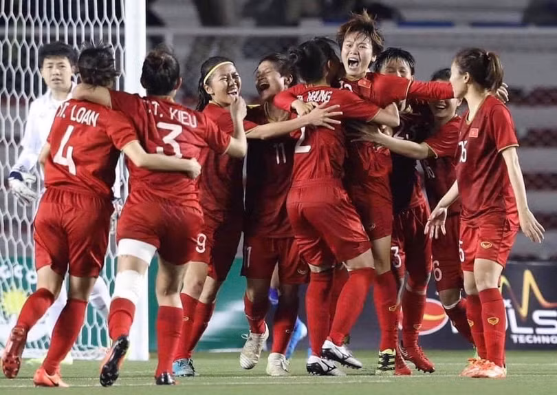 Tuyển bóng đá nữ Việt Nam mừng HCV SEA Games 30 (Ảnh: Internet)