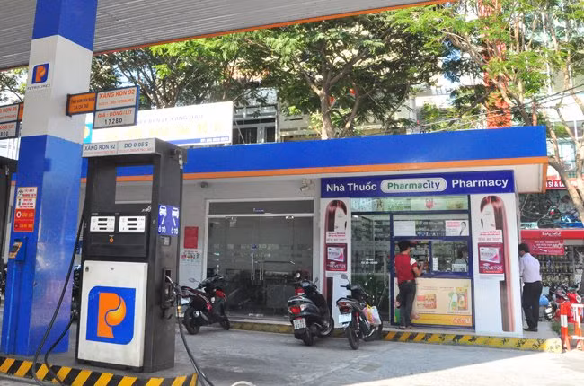 Nhà thuốc Pharmacy của Công ty Pharmacity nằm trong khuôn viên cửa hàng xăng dầu Petrolimex trên đường Phạm Hồng Thái, quận 1, TPHCM