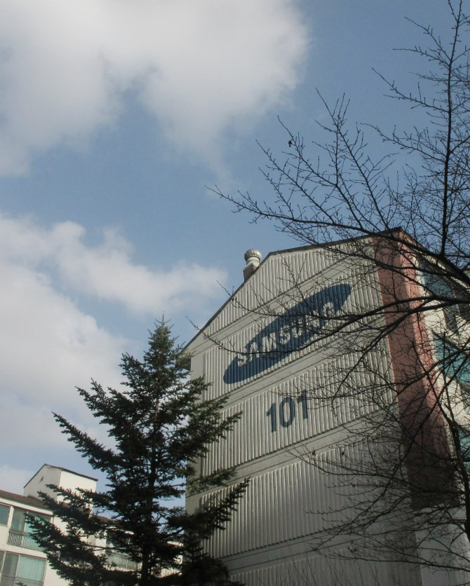 Hơi mệt mỏi, tôi từ chối lời mời, chỉ muốn về nhà thật nhanh. 