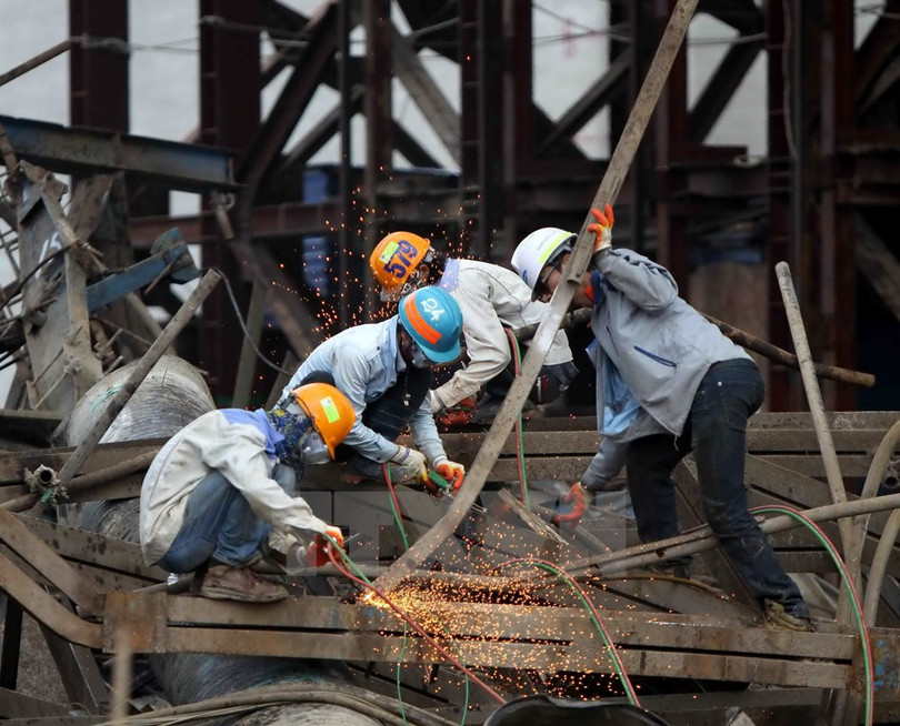 Các công nhân trên công trường cũng được huy động tham gia hoạt động cứu hộ
