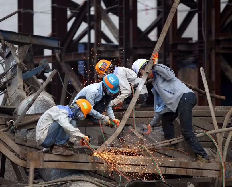 Các công nhân trên công trường cũng được huy động tham gia hoạt động cứu hộ