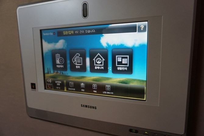 Tôi bấm nhầm nút ở cửa trước khiến còi báo động réo lên. Tôi phải vật lộn với bảng điều khiển Samsung một lúc để tắt còi. Đây là hệ thống an ninh nối với camera đặt ở cửa trước, bạn cũng có thể gọi điện và điều khiển hệ thống sưởi ấm.