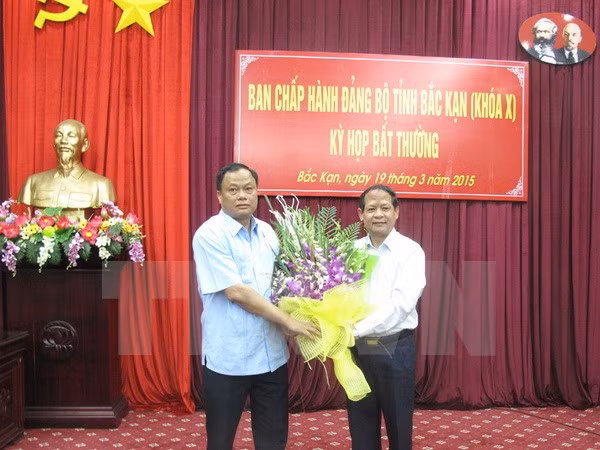 Ông Lý Thái Hải (bên phải) Chủ tịch UBND tỉnh chúc mừng ông Nguyễn Văn Du (bên trái