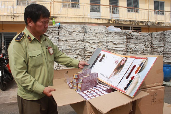 Những hộp mỹ phẩm chăm sóc tóc của Trung Quốc nhưng ghi rõ cụ thể địa chỉ sản xuất tại VN bị cơ quan chức năng phát hiện.