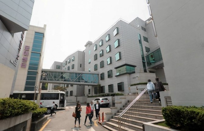 Sáng hôm sau tôi đến bệnh viện có tên Cheil Medical Center. Bệnh viện thuộc quản lý của công ty Cheil Hospital, vừa được Samsung mua lại. Tìm hiểu ra thì tôi biết nhà sáng lập bệnh viên là cháu của Chủ tịch Samsung Lee Kun-hee.