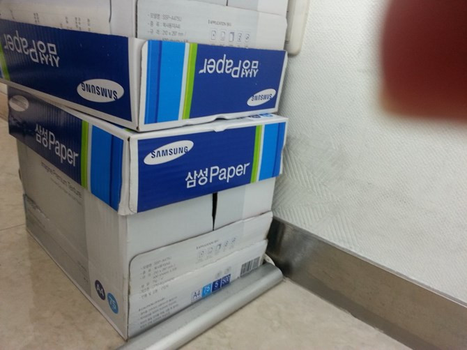 Ngồi ở phòng chờ không có việc gì làm, tôi nhìn quanh và bắt gặp chồng giấy hiệu Samsung này.