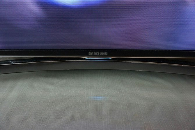 Đưa tôi vào giấc ngủ lại là chiếc TV Samsung cong. 