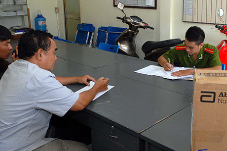 Đối tượng cầm đầu đường dây sản xuất sữa giả bị đưa về trụ sơ công an làm việc