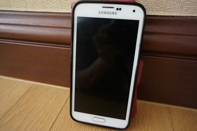 Không có điện thoại dùng được ở Hàn Quốc, tôi mang theo chiếc Galaxy S5 của vợ.