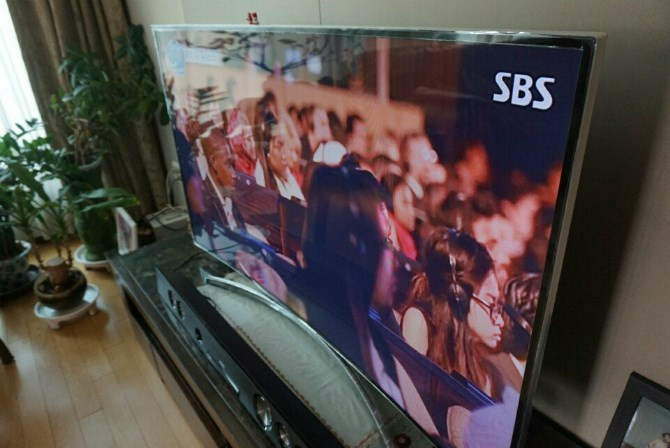 Trong phòng ngủ của tôi có đặt một chiếc TV Samsung màn hình cong, xem khá mãn nhãn