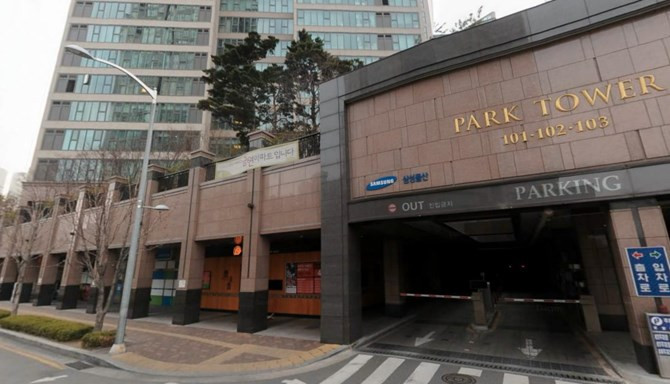Tôi về thẳng căn hộ của em rể, nơi trú chân trong hai tuần tới. Căn hộ thuộc tòa nhà có tên Park Tower, chủ đầu tư là Samsung.