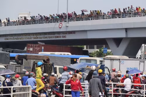 Đến 10 giờ 40 ngày 30.3, sự việc vẫn chưa được giải quyết