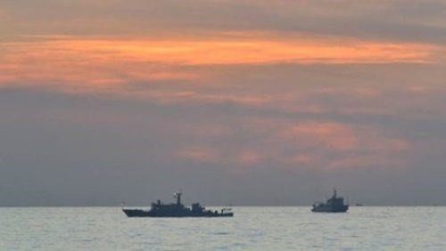 Tàu của Trung Quốc tuần tra tại bãi cạn Scarborough trên biển Đông. Trung Quốc được cho là chiếm bãi cạn này từ Philippines vào năm 2012 