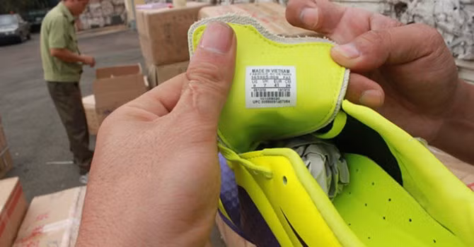 Giày thể thao hiệu Nike sản xuất từ Trung Quốc gắn mắc xuất xứ Việt Nam.