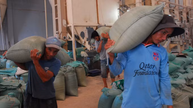 Vinafood 2 gồng mình thoát nợ