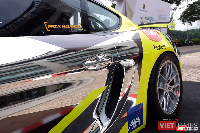 "Mòn mắt" với Porsche Cayman GT4 Clubsport bất ngờ xuất hiện tại Việt Nam ảnh 11