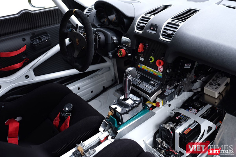 "Mòn mắt" với Porsche Cayman GT4 Clubsport bất ngờ xuất hiện tại Việt Nam ảnh 3