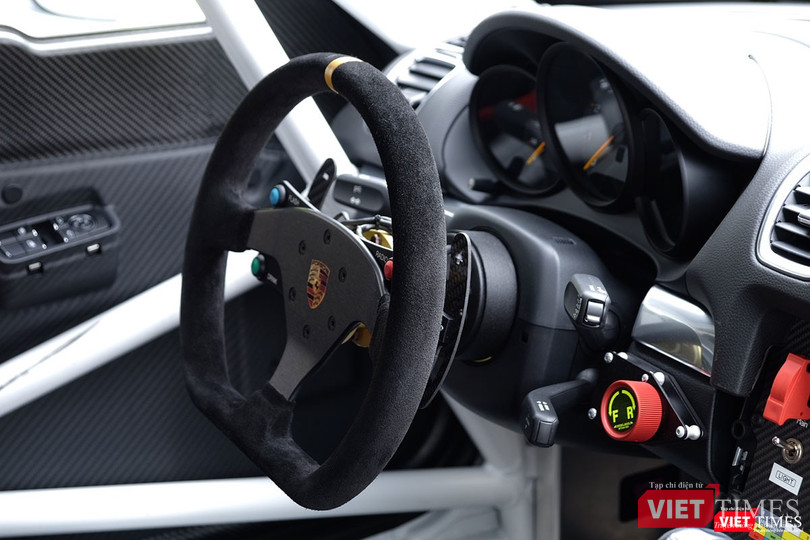 "Mòn mắt" với Porsche Cayman GT4 Clubsport bất ngờ xuất hiện tại Việt Nam ảnh 4