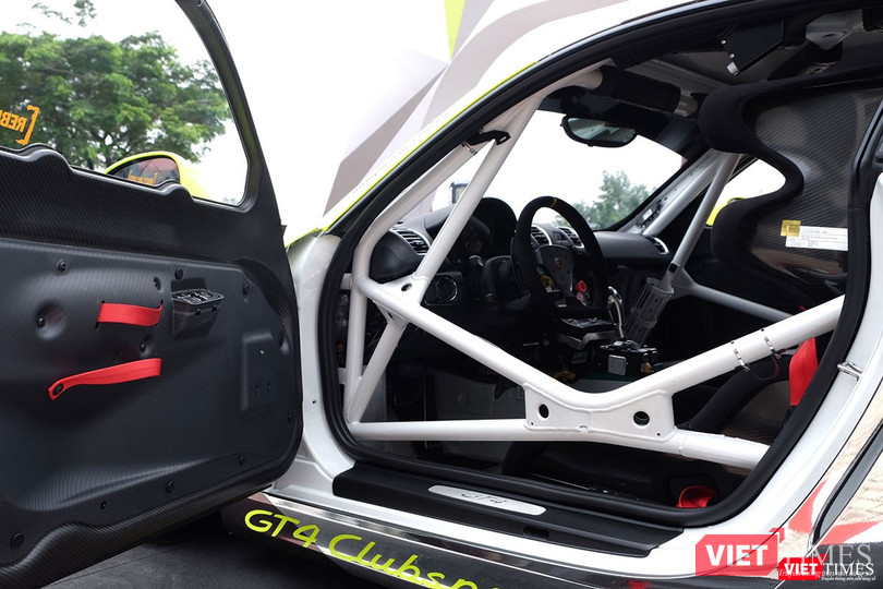 "Mòn mắt" với Porsche Cayman GT4 Clubsport bất ngờ xuất hiện tại Việt Nam ảnh 6