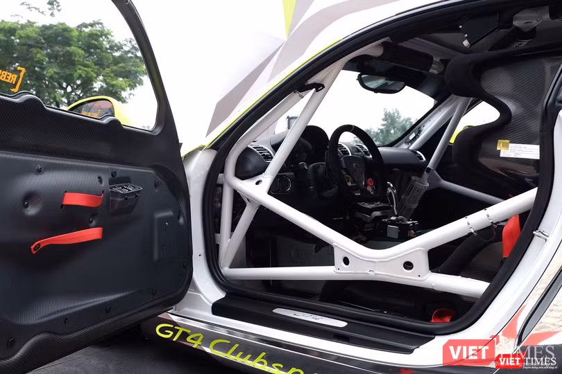 "Mòn mắt" với Porsche Cayman GT4 Clubsport bất ngờ xuất hiện tại Việt Nam ảnh 6