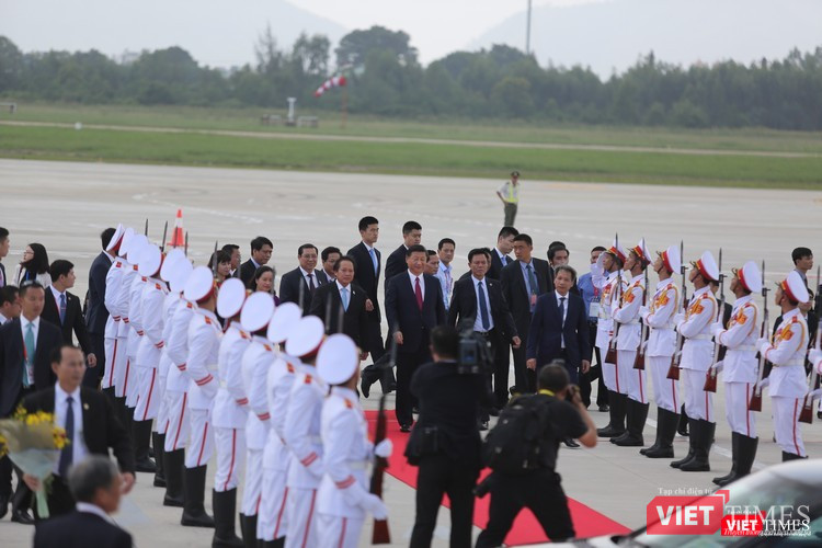 Đoàn Việt Nam thực hiện nghi lễ đón ông Tập Cận Bình tại sân bay