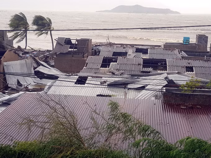 Hàng loạt căn nhà nằm bên vịnh Nha Trang bị tốc mái. Ảnh: Vnexpress