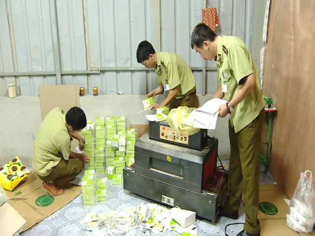  Cơ quan chức năng phát hiện công đoạn đóng gói sản phẩm của Công ty TNHH Thương mại và dịch vụ TS.Việt Nam tại Hà Đông- Hà Nội (Ảnh: TM) 