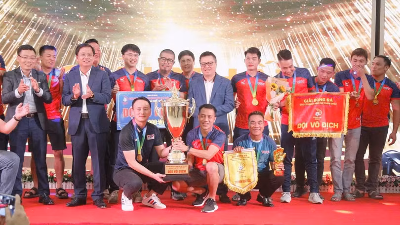 Ông Lê Quốc Minh, Ủy viên Trung ương Đảng,Tổng Biên tập Báo Nhân Dân, Chủ tịch Hội Nhà báo Việt Nam; ông Đặng Khắc Lợi, Phó Cục trưởng Cục Báo chí; ông Hồ Minh Chiến, Tổng Biên tập Tạp chí Gia đình Việt Nam trao huy chương vàng, cúp Vô địch Press Cup 2024 cho FC VOV.