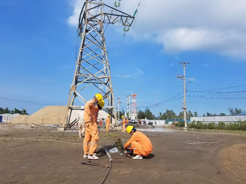 Cột điện đường dây 35kV vượt biển từ đất liền ra đảo Cát Bà bị hưu hỏng. Ảnh: Điện lực Hải Phòng