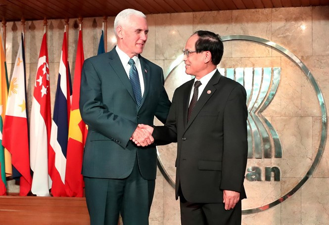 Phó tổng thống Mỹ Mike Pence (trái) gặp Tổng thư ký ASEAN Lê Lương Minh ở Jakarta, IndonesiaAFP (Ảnh AFP)