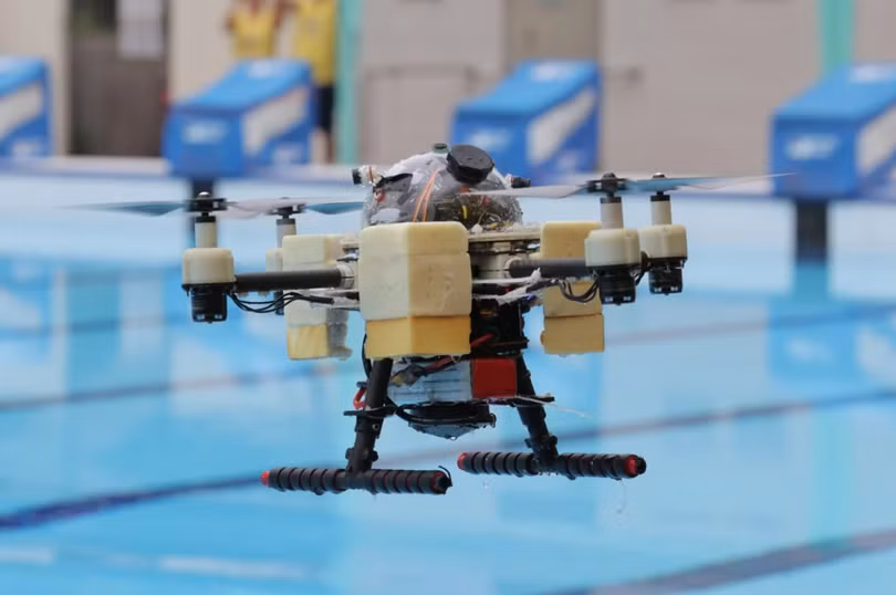 Nhóm nghiên cứu Trung Quốc trình làn flycam có khả năng lặn dưới biển (Ảnh: SCMP)