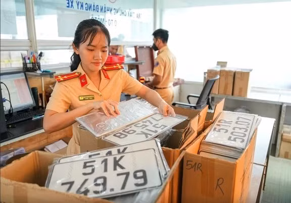 Từ 1/8, chủ xe máy, ô tô có thể bấm biển số trên app, không cần mang xe đi đăng ký