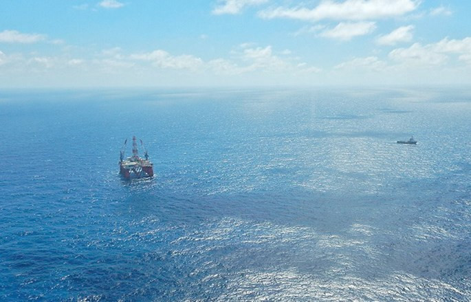 Video cận cảnh dàn khoan dầu khí của Nga trên biển Việt Nam ảnh 3 Video cận cảnh dàn khoan dầu khí của Nga trên biển Việt Nam ảnh 3