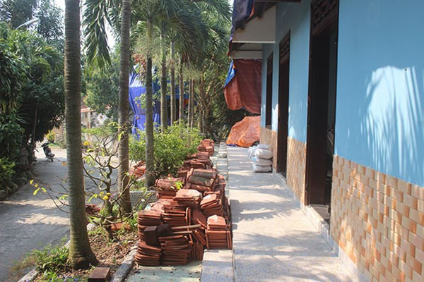 Các công trình chỉ mới tháo dỡ phần ngói. Còn các nhà gỗ vẫn chưa tháo dỡ xong.