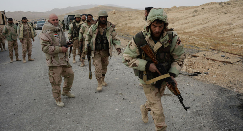 Lính Syria tháo cờ IS trên pháo đài cổ Palmyra