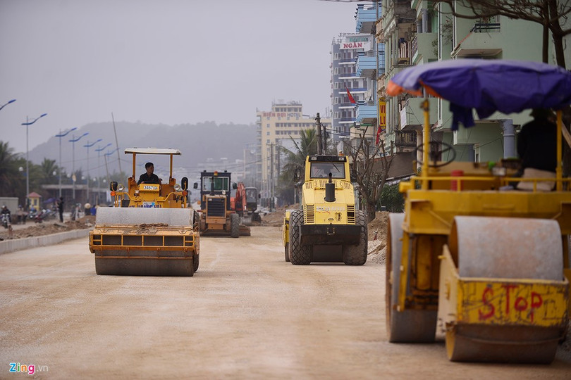 Hàng trăm máy móc bao gồm máy xúc, máy ủi, xe chở vật liệu chạy ầm ầm trên đường Hồ Xuân Hương trong ngày 7 - 8/3.