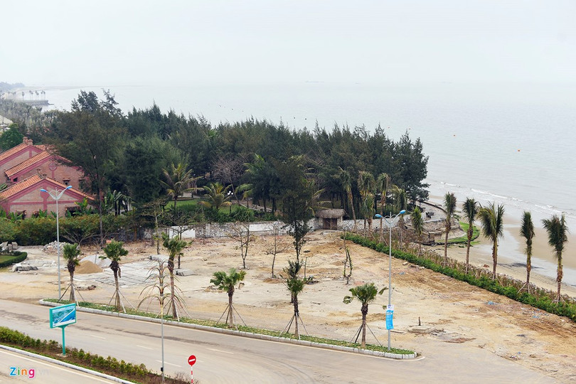 Trước đó, theo chủ trương của UBND tỉnh Thanh Hóa, song song với việc xây dựng cơ sở hiện đại, sẽ dịch chuyển khu vực bến đậu của ngư dân sang vị trí khác, gồm hai điểm Vạn Chài và đền Độc Cước. Tuy nhiên, ngư dân cho rằng việc tập kết tại hai điểm này ảnh hưởng tới việc làm ăn, đánh bắt gần bờ của họ, nên đã kéo lên UBND tỉnh để phản đối. (Ảnh chụp tại khu vực Vạn Chài).