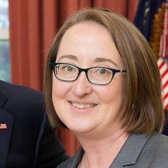 BàCOLIN WILLETT(phó trợ lý ngoại trưởng Mỹ phụ trách Đông Á - Thái Bình Dương) Hãy nhìn các sân bay của Trung Quốc ở Biển Đông. Chúng được thiết kế để tiếp nhận các máy bay đánh bom chứ không phải các loại máy bay vận tải dùng cho việc cứu trợ nhân đạo