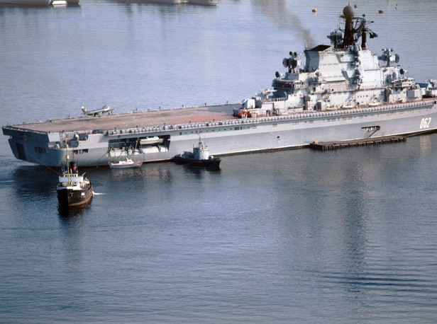 Tàu tuần dương chống tàu ngầm "Kiev" ra mắt vào ngày 26 tháng 12 năm 1972, tham gia Hải quân Liên Xô vào ngày 28 tháng 12 năm 1975 Tàu tuần dương chống tàu ngầm "Kiev" ra mắt vào ngày 26 tháng 12 năm 1972, tham gia Hải quân Liên Xô vào ngày 28 tháng 12 năm 1975