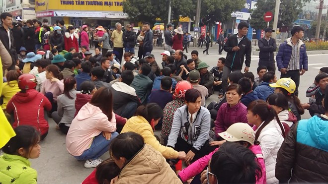 Ngư dân chiếm ngã tư đường lớn nhất TP. Thanh Hoá. Ngư dân chiếm ngã tư đường lớn nhất TP. Thanh Hoá.